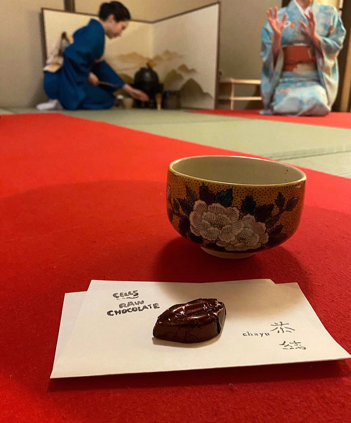 お抹茶とお干菓子をを召し上がっていただく